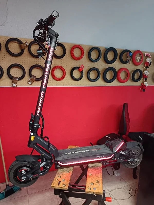Interior real del taller Scooter Electric Repair